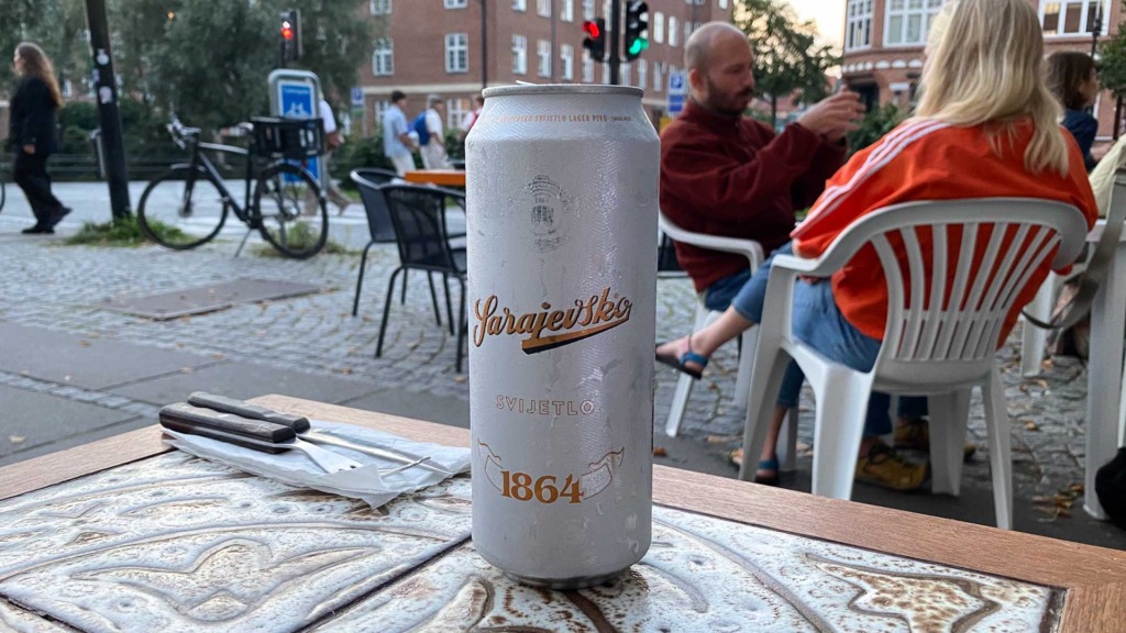 En øl hos Partizani Grill i Aarhus