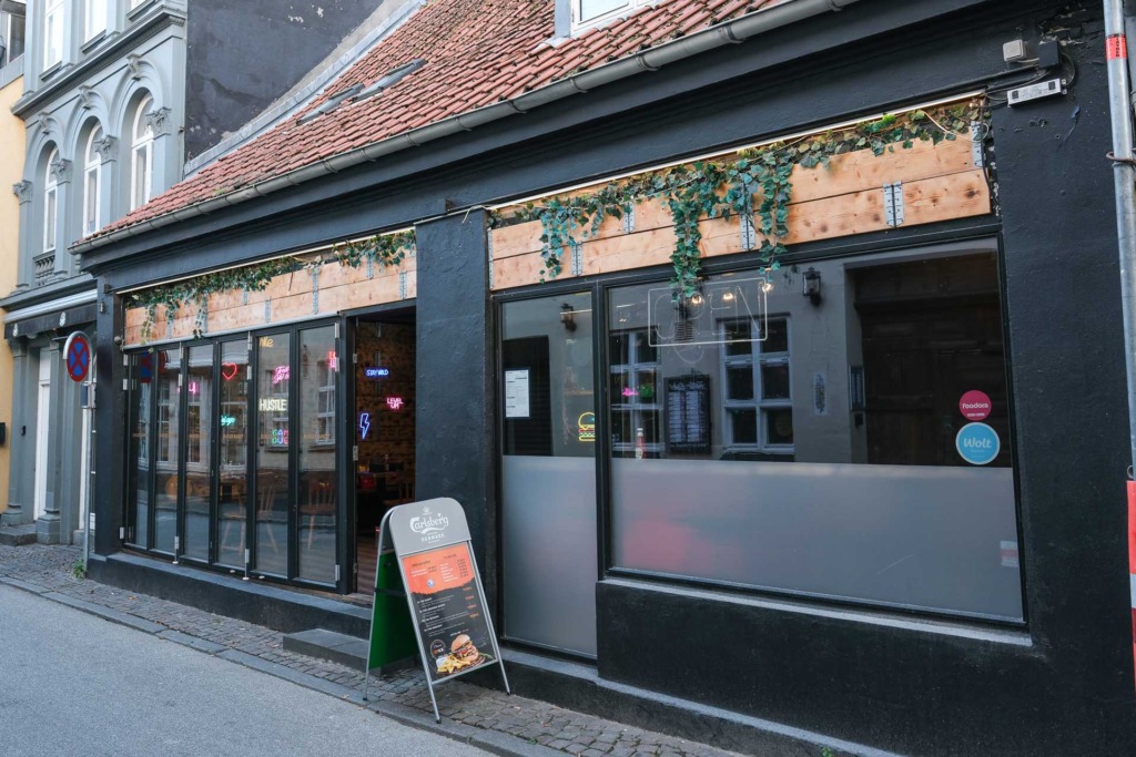 Burger Bandit i Skolegade i Aarhus set udefra