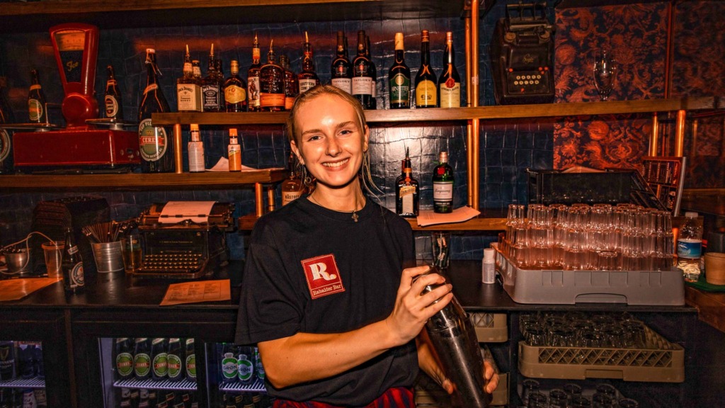En bartender er i gang med at lave et par cocktails hos Rabalder Bar Aarhus