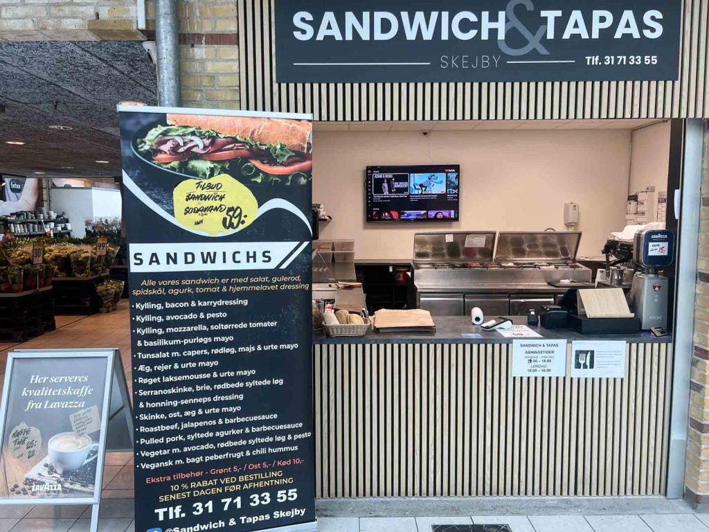 Her ser du menutavlen til sandwich hos Sandwich & Tapas Skejby