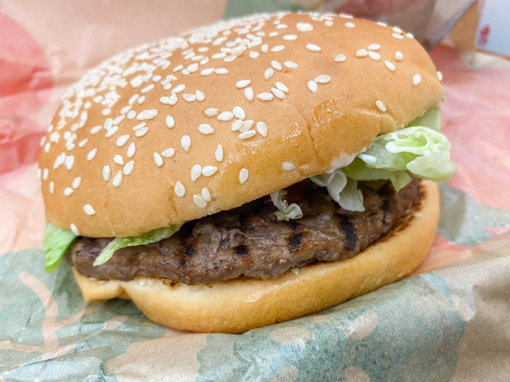 En burger hos Burger King på Banegårdspladsen