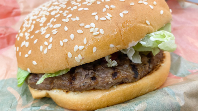 En burger hos Burger King på Banegårdspladsen