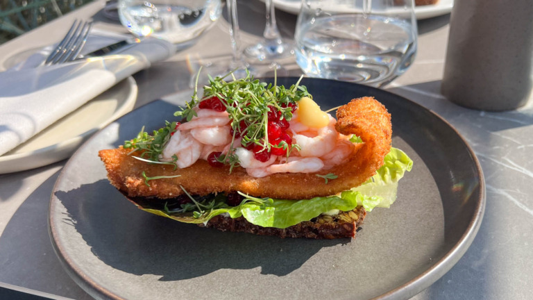 Rødspætten var sprød og med håndpillede rejer og tyttebær