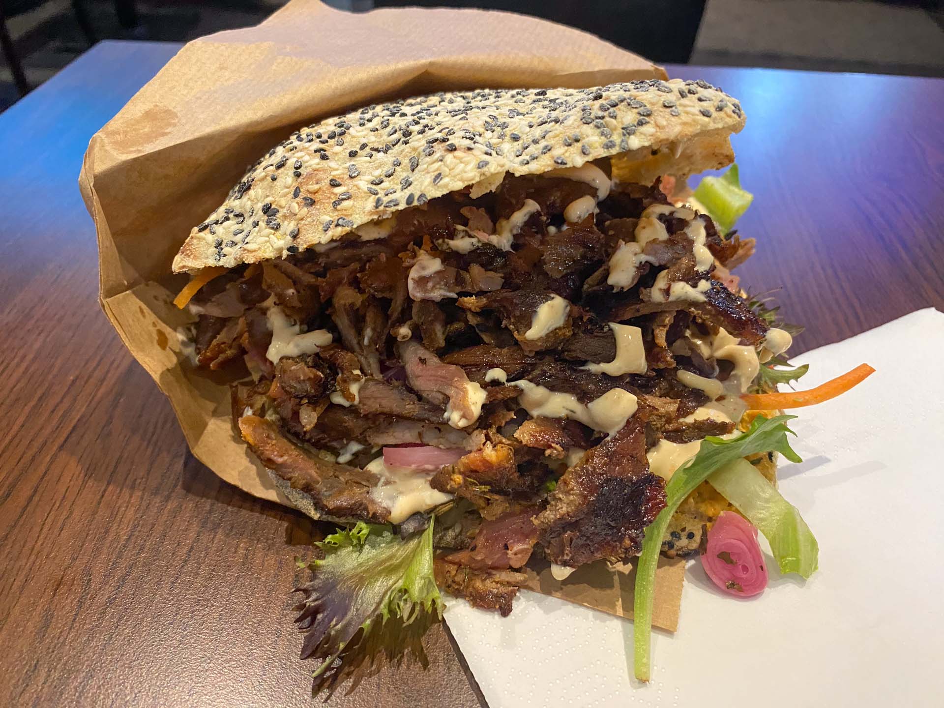 Friskbagt pitabrød hos Shawarma City