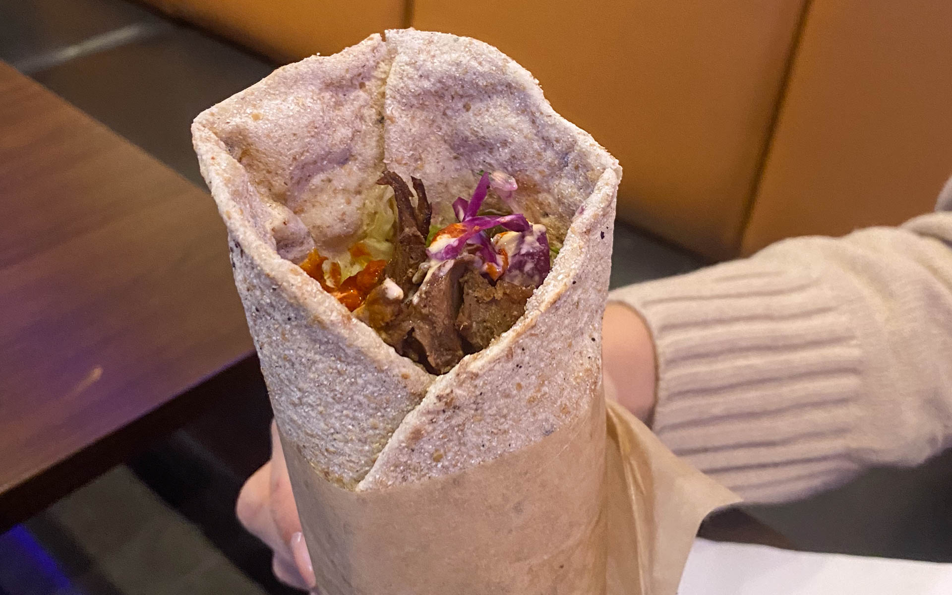 Deres shawarma skiller sig ud fra en del af kollegernes, ved at brødet er bagt med groft mel a la dem Killer Kebab i København er kendt for