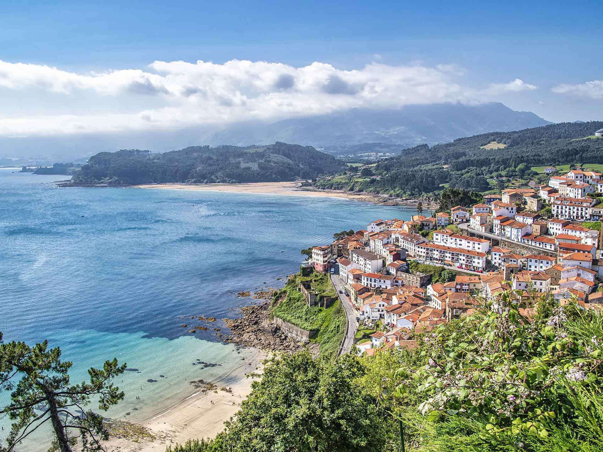 Den blå vand og udsigten i Asturias i den nordlige Spanien