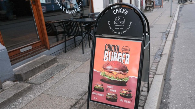 Et skilt på gaden foran Chickii Burger