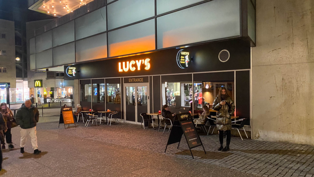 Lucy's i Frederiksgade en sen nattetime