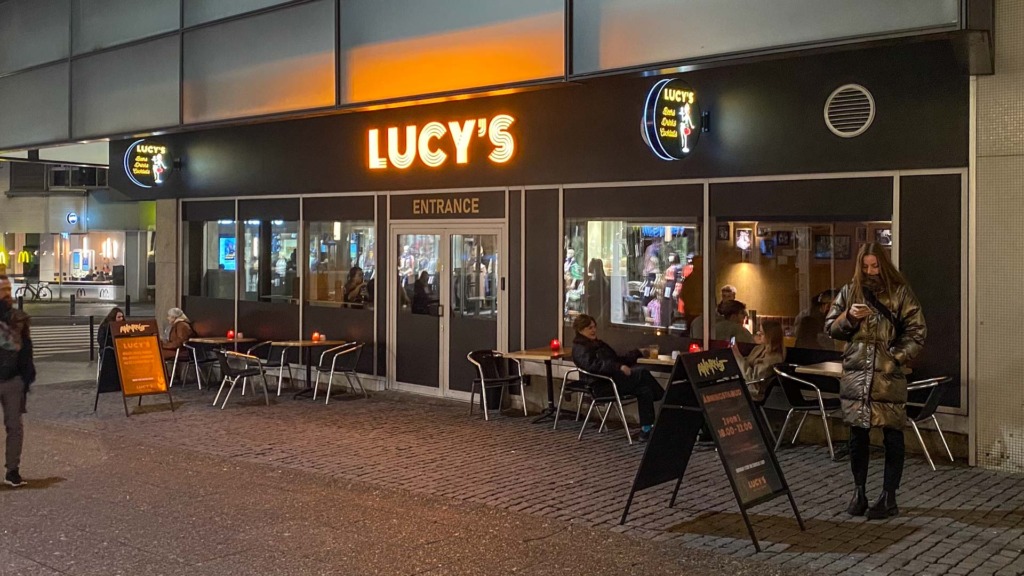 Lucy's i Aarhus set udefra
