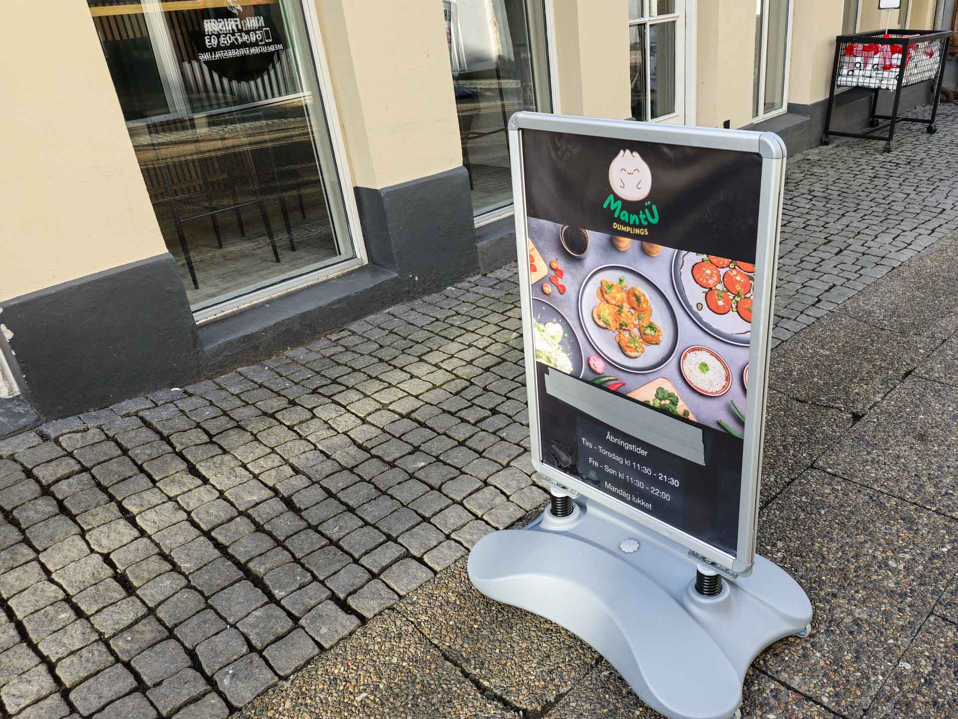 En skilt på vejen til Mantü Dumplings i Aarhus