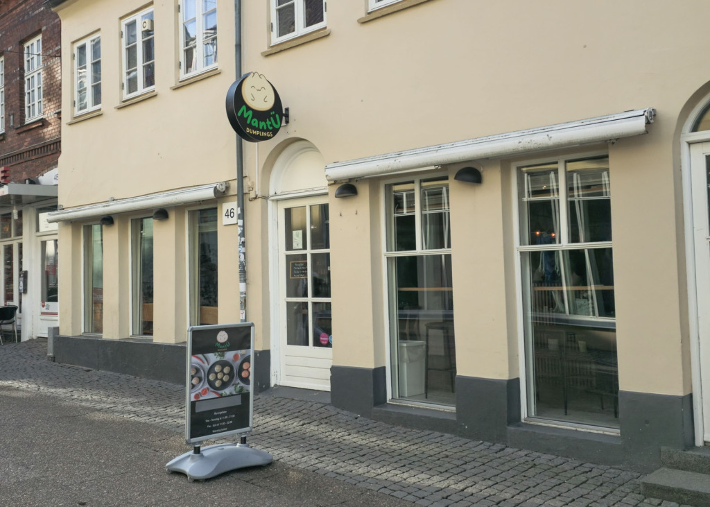 Mantü Dumplings i Aarhus set udefra gaden af