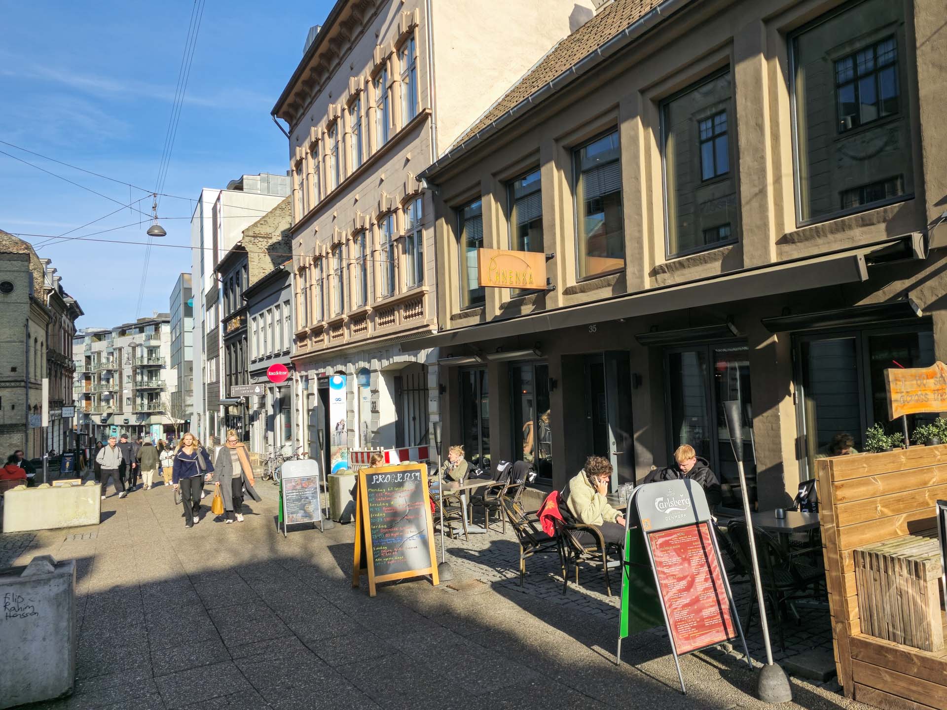 Panenka i Frederiksgade set udefra gaden af
