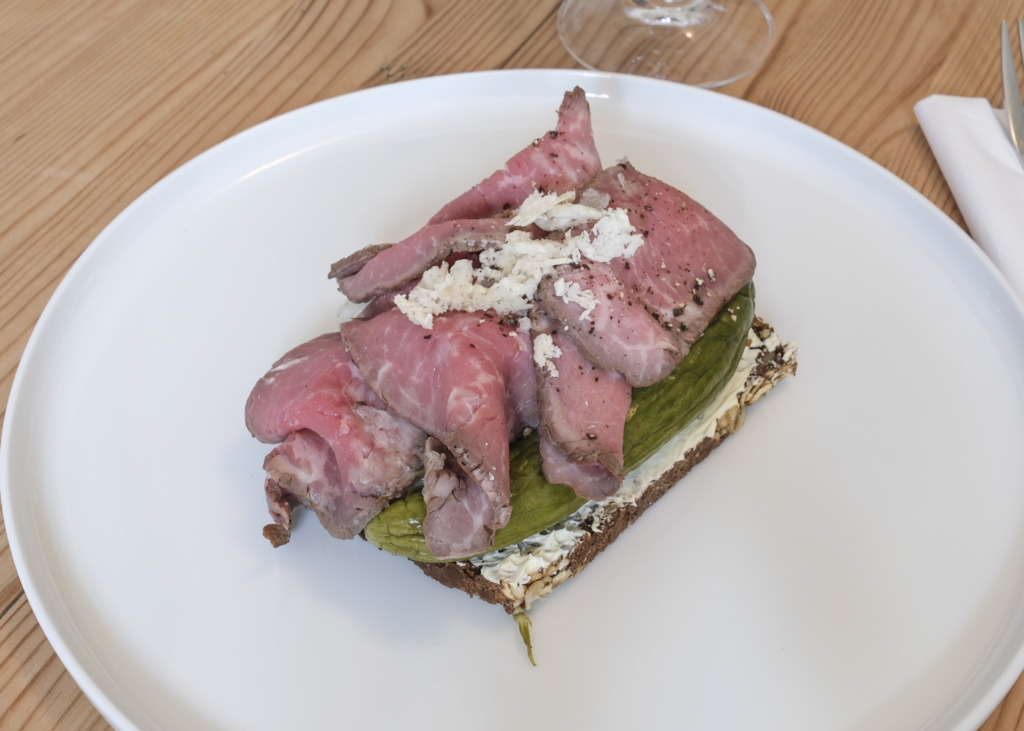 En stykke smørrebrød med laks fra AANKL'S i Frederiks Allé