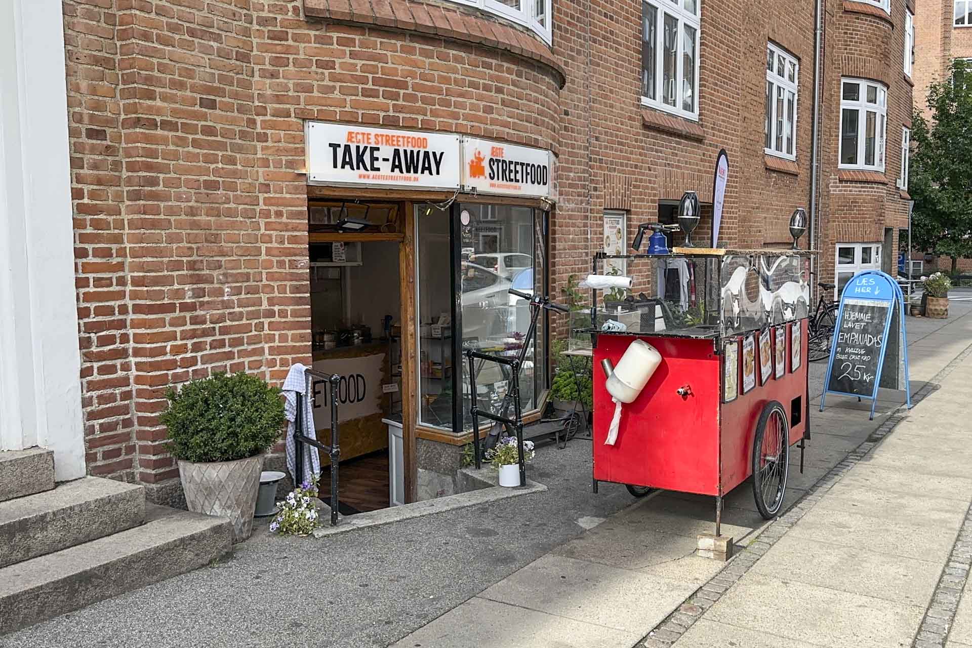 Ægte Street Food i Aalborggade set udefra