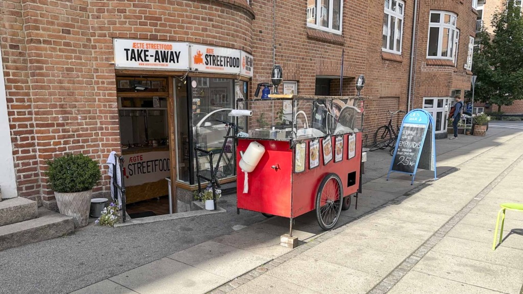 Ægte Street Food i Aalborggade set udefra