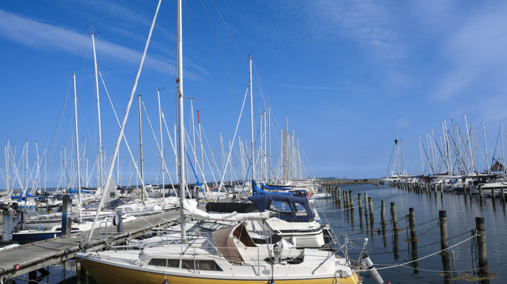 Udsigt over havnen i Egå fra Havrum