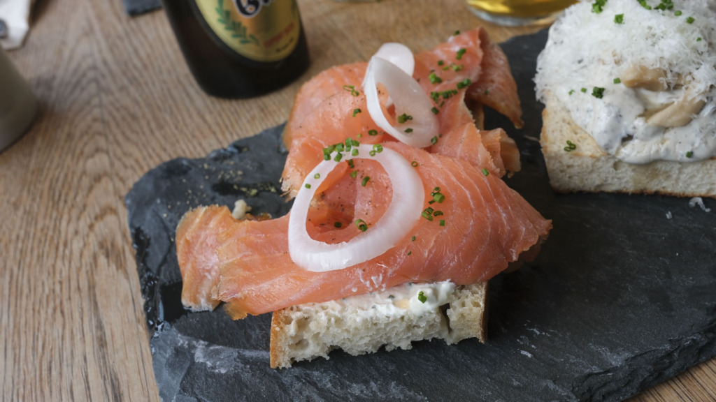 Smørrebrød med laks fra Vesterlauget Ø