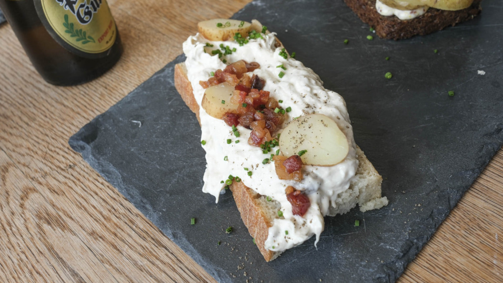 Smørrebrød med hønsesalat fra Vesterlauget Ø