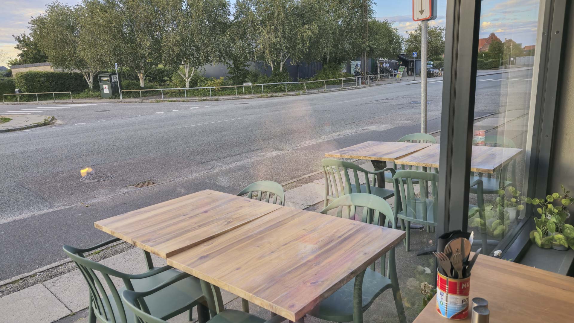 Borde udenfor med udsigt til vejen hos Casa Mia i Risskov
