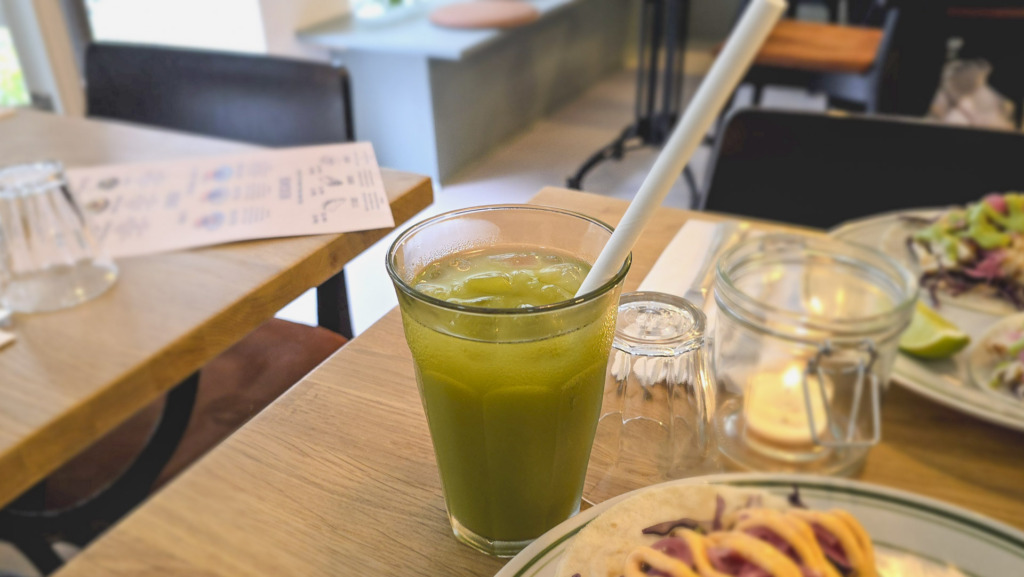 En friskpresset juice hos Miss Green Café ved åen