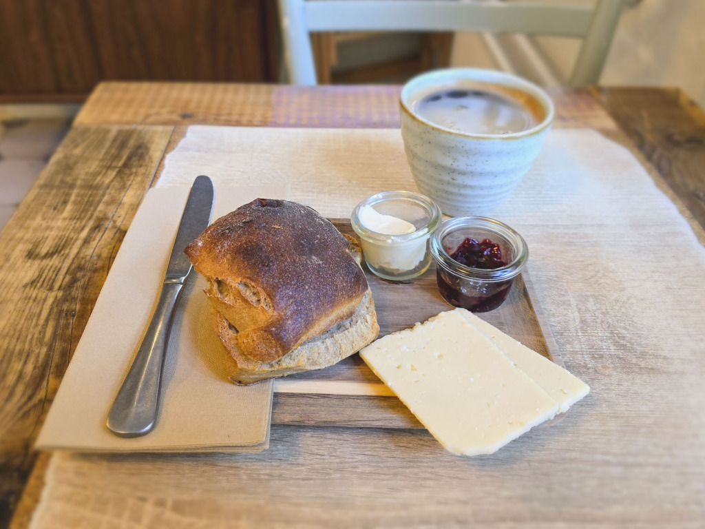 Bolle med ost hos OS Kaffe og Vin i Aarhus