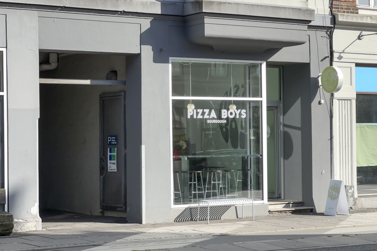 Pizza Boys i Frederiks Allé set udefra allén af.