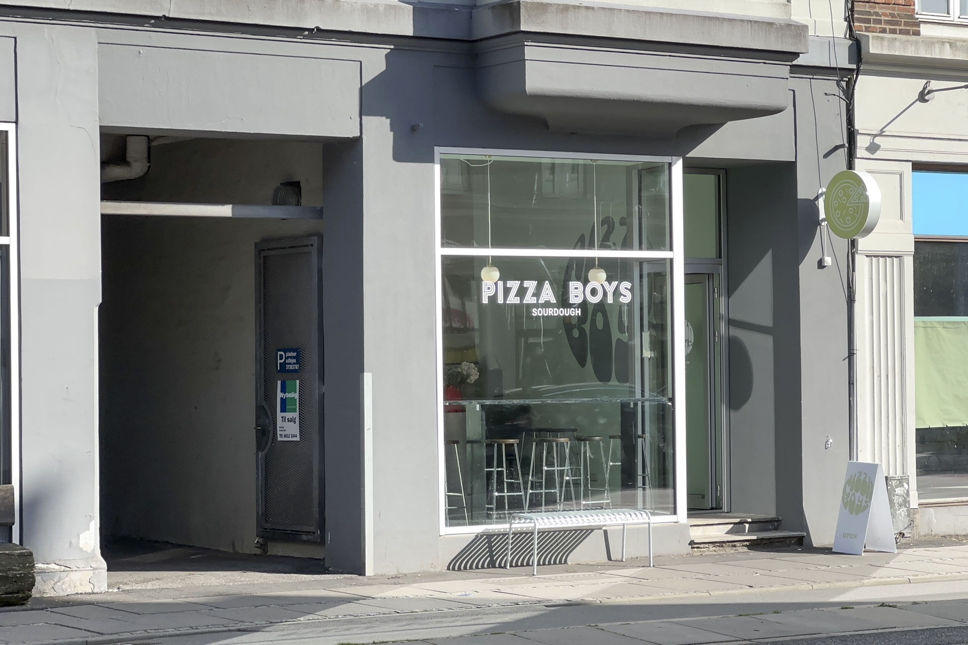 Pizza Boys i Frederiks Allé set udefra allén af.