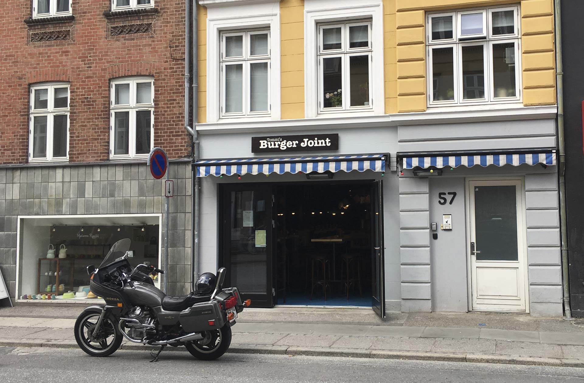 Tommi’s Burger Joint i Jægergårdsgade set udefra