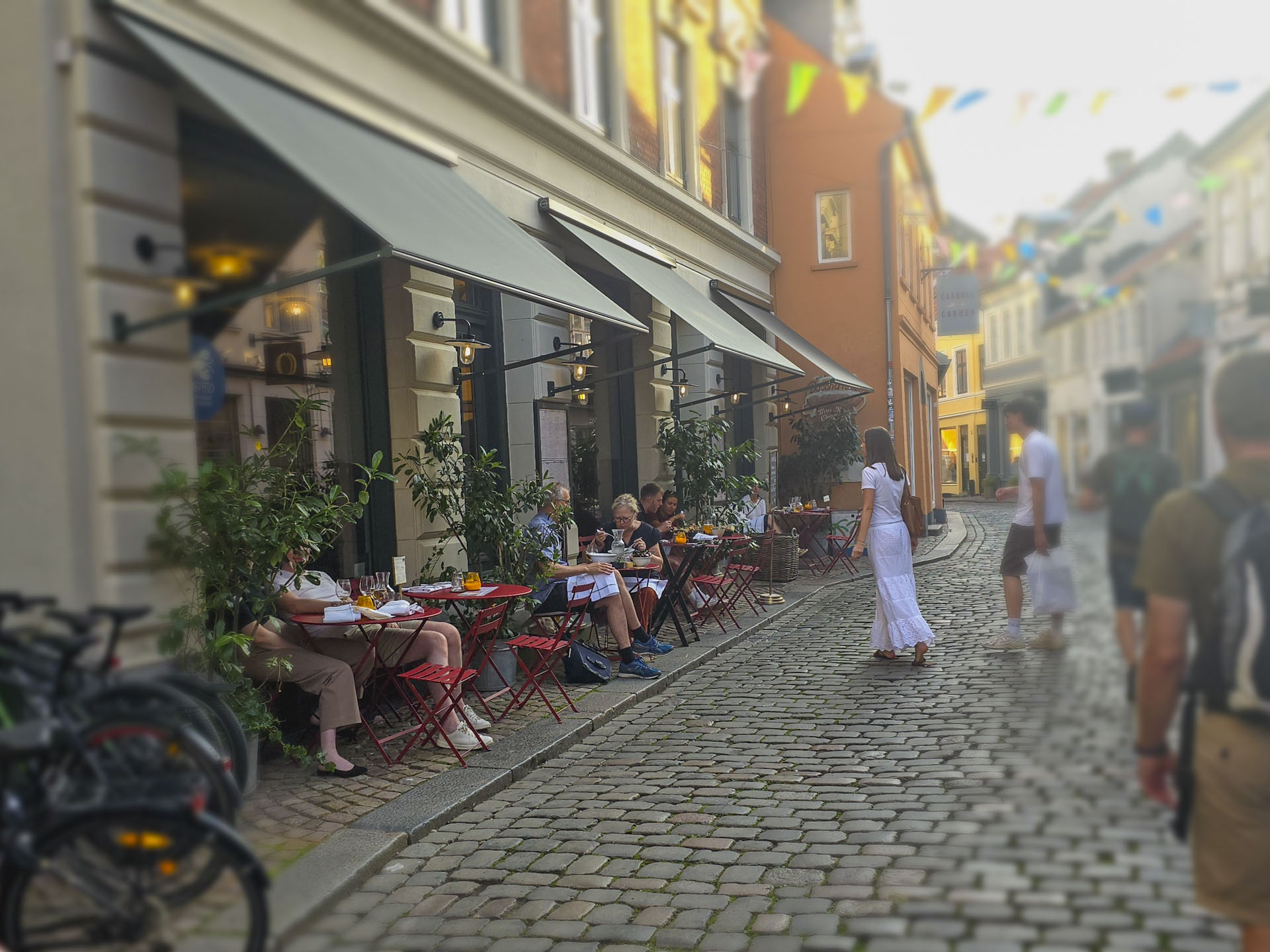 Mefisto i Aarhus set udefra
