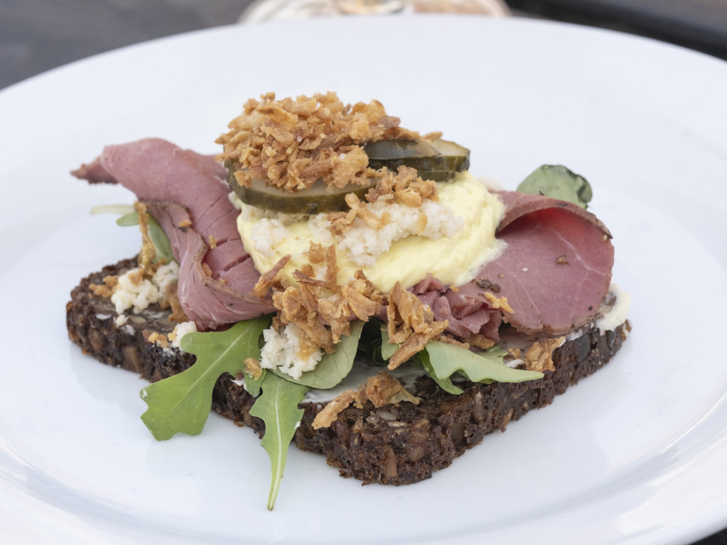 Et stykke smørrebrød med roastbeef