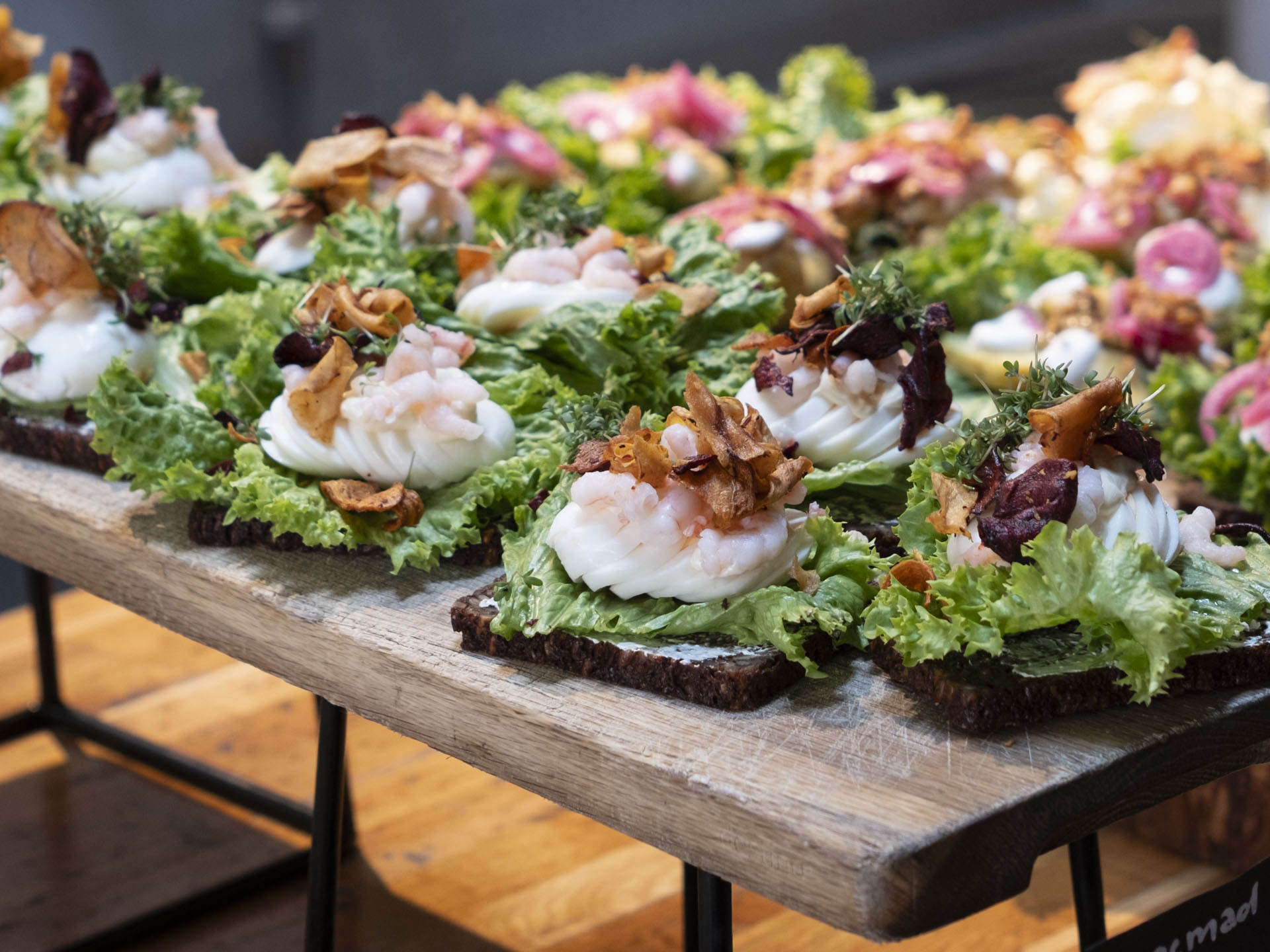 Æg og rejer jos Spiselaugets smørrebrød ad libitum