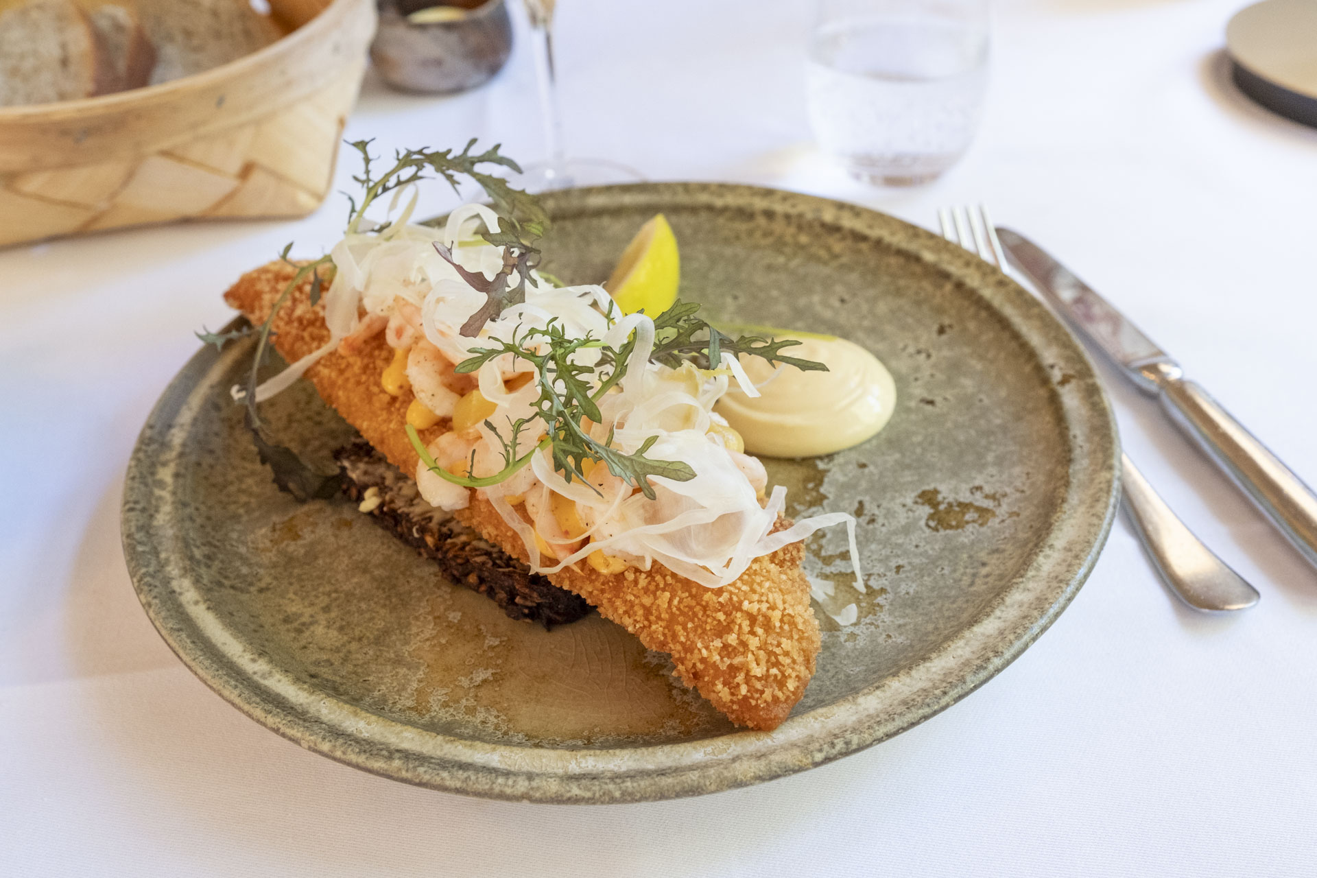 Sprødstegt skærising med en mayo med piment d'espelette og håndpillede rejer.