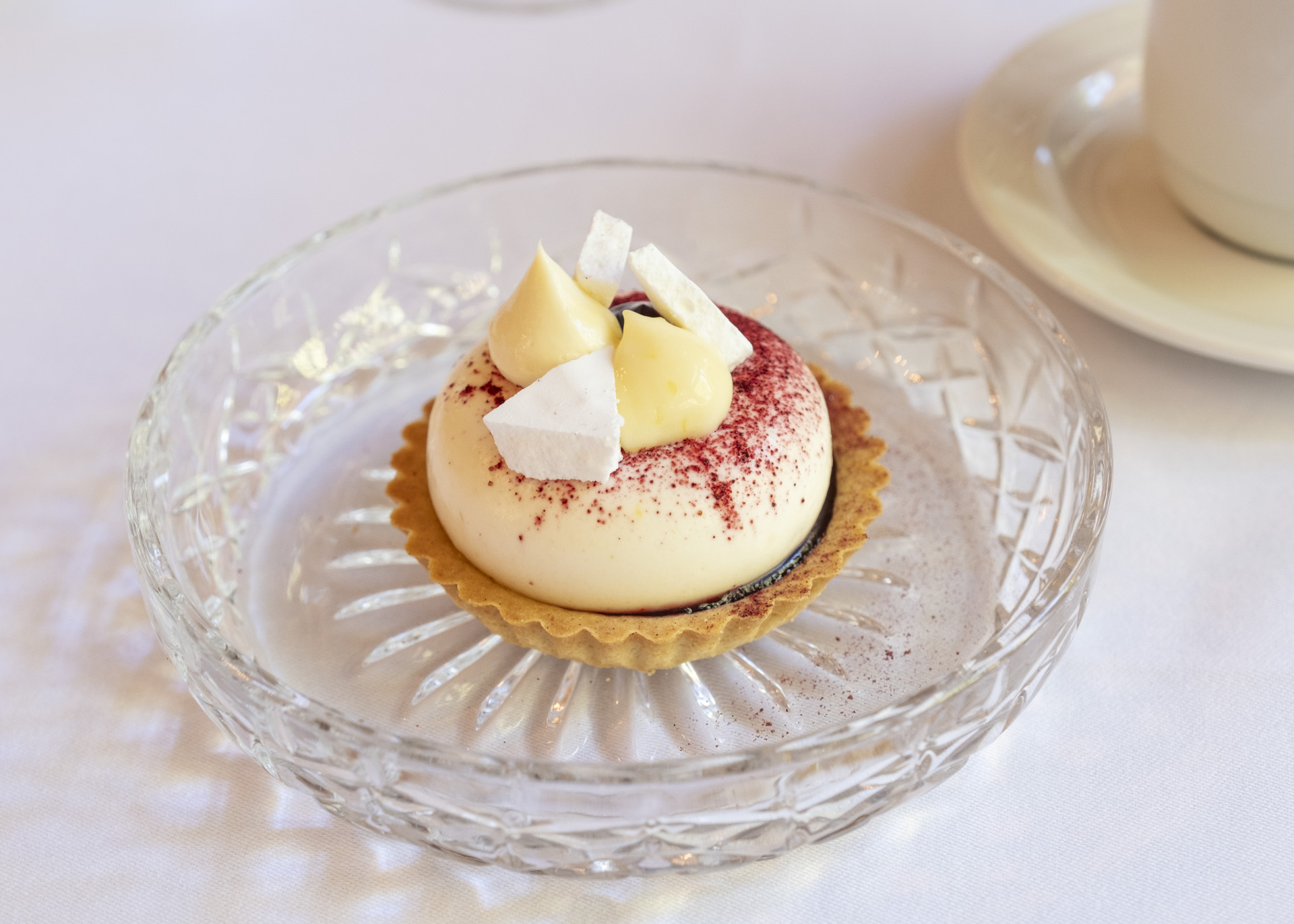 Møllens gateau med solbær, hvid chokolade og citron