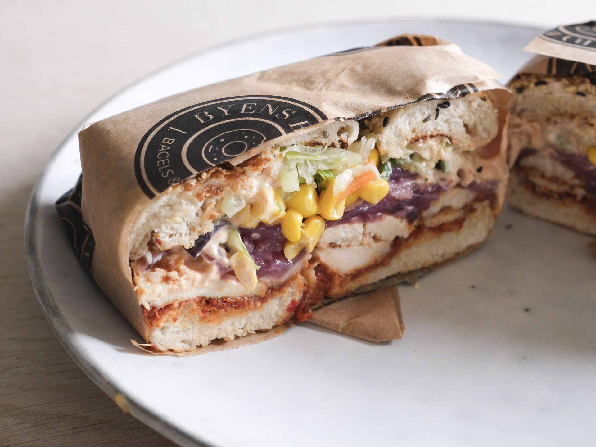 Brødet er hjemmebagt hos Byens Bagel