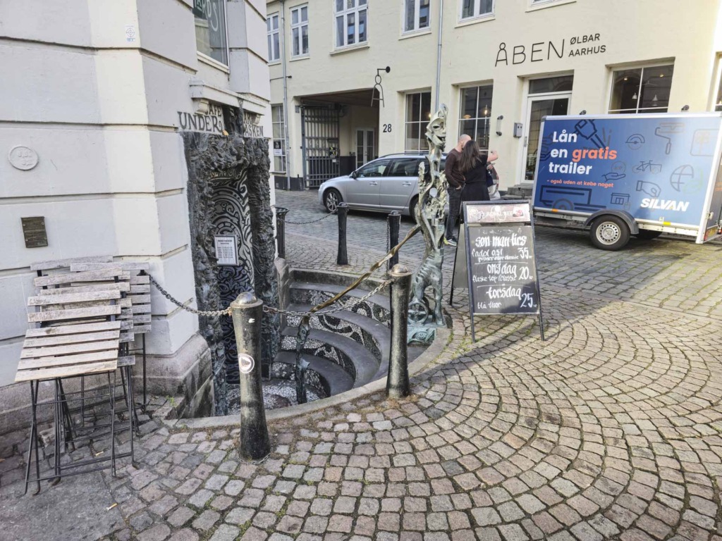 De gamle brosten udenfor Café Under Masken i Latinerkvarteret i Aarhus