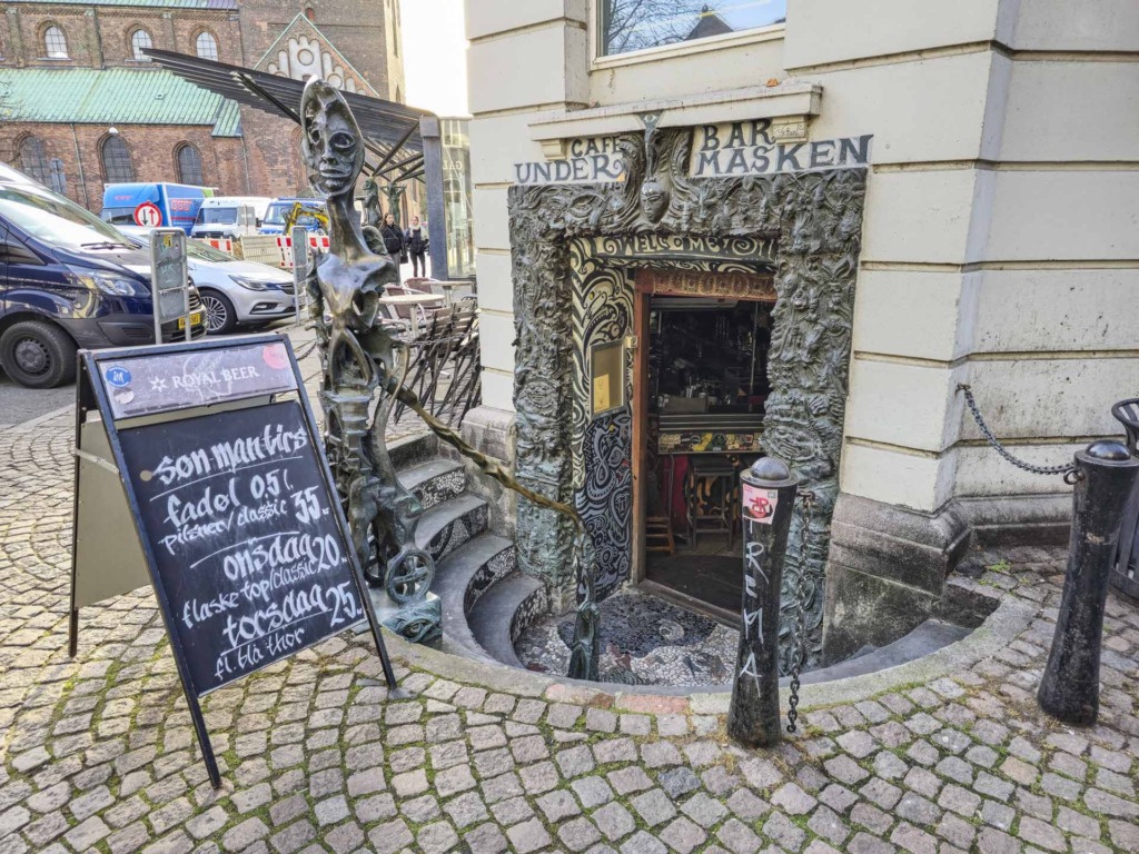 Café Under Masken ved Hotel Royal