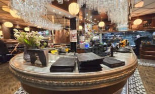 Baren hos LAVA Café & Bar