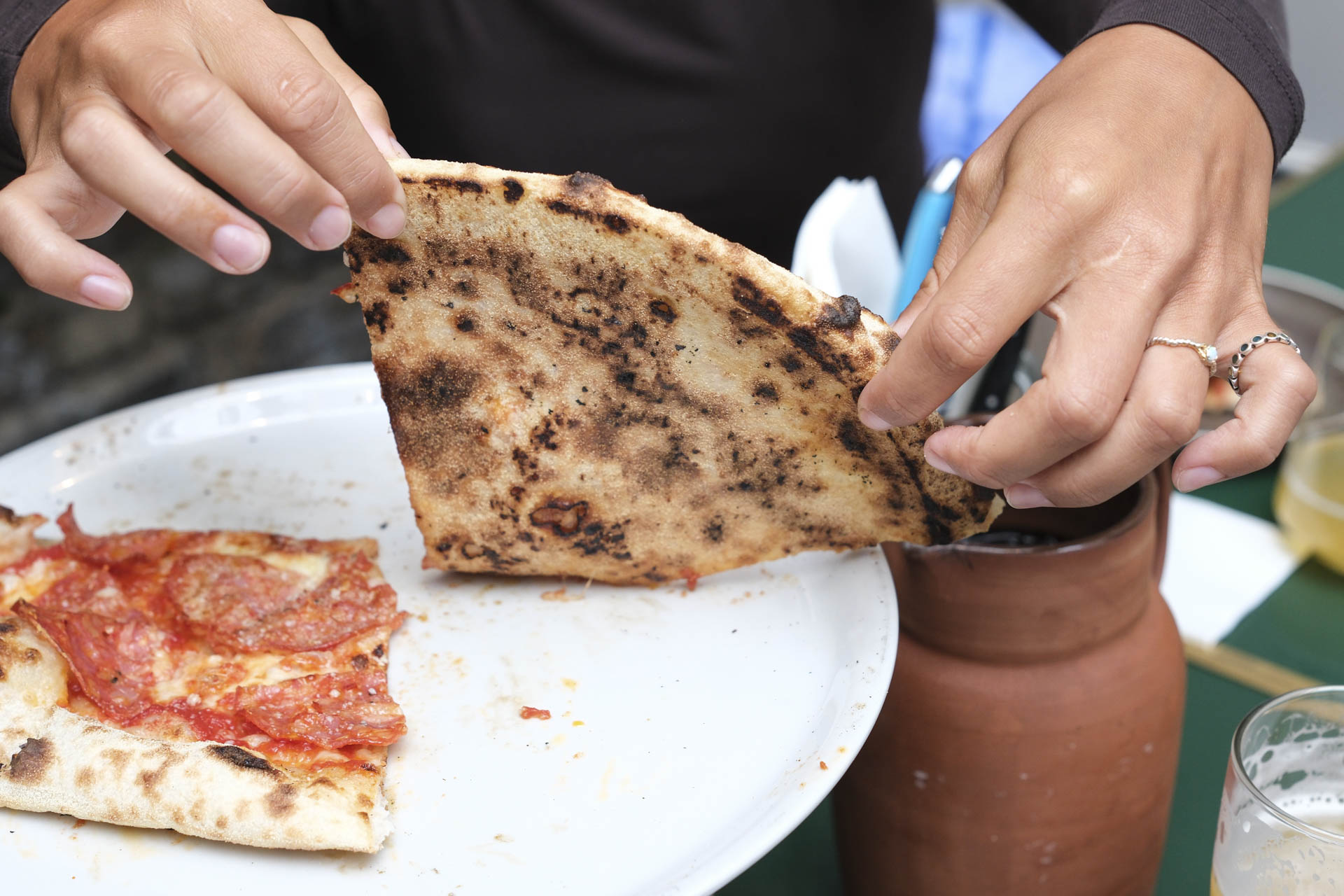 Bunden på en pizza hos Pizza & Bar i Latinerkvarteret