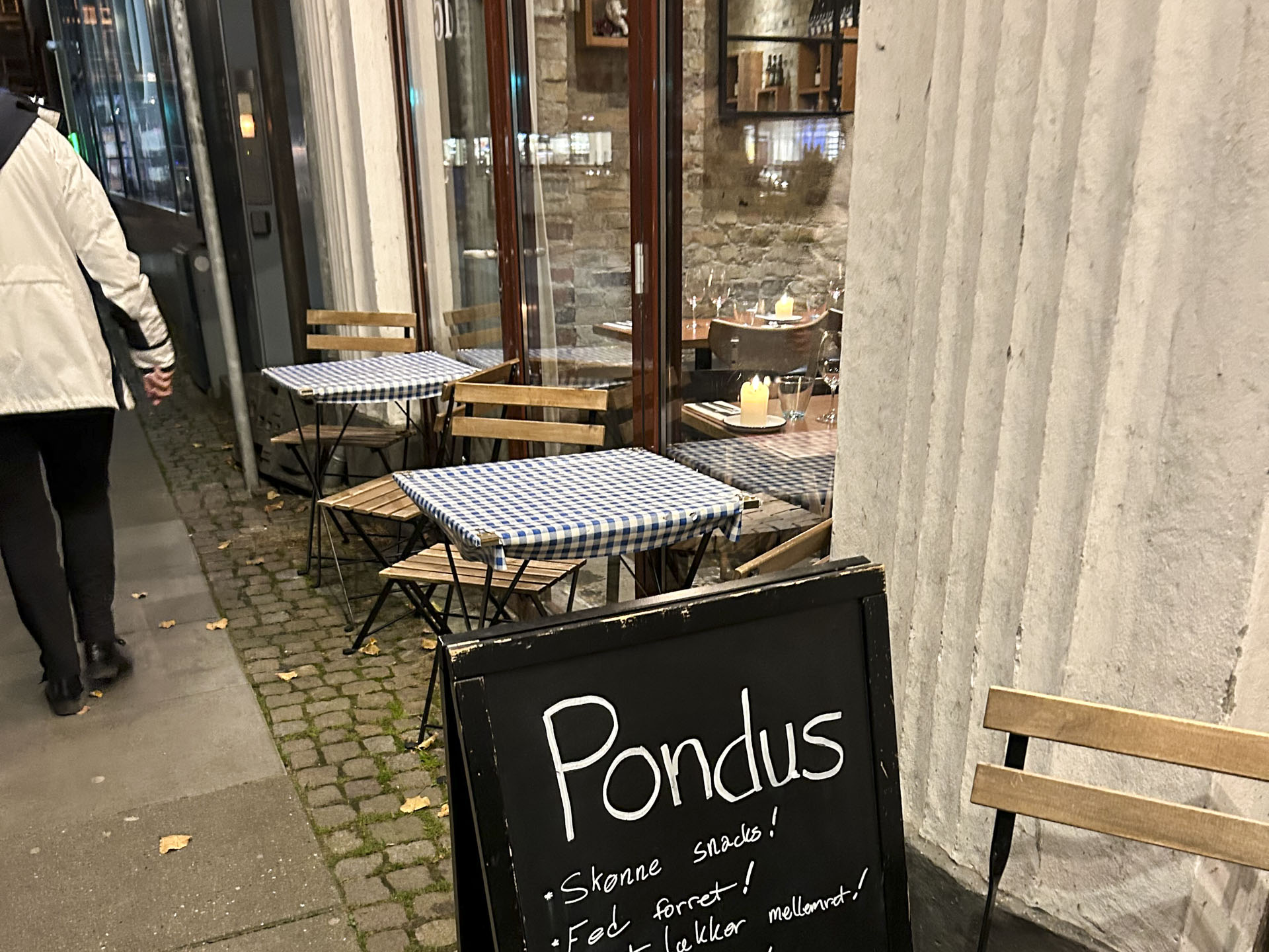 Lidt store og borde udenfor Pondus ved åen