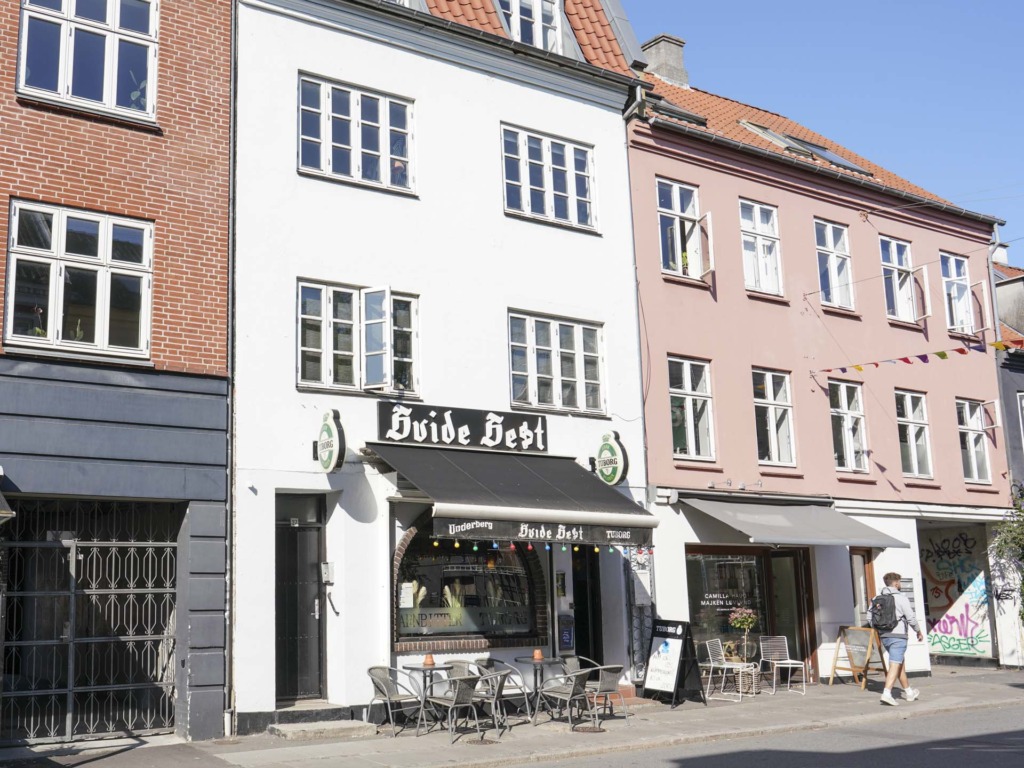 Den Hvide Hest på Frederiksbjerg set udefra på en varm sommerdag