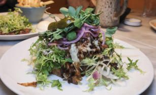 Sådan ser en steaksandwich ud hos Juhls Spisehus i Jægergårdsgade