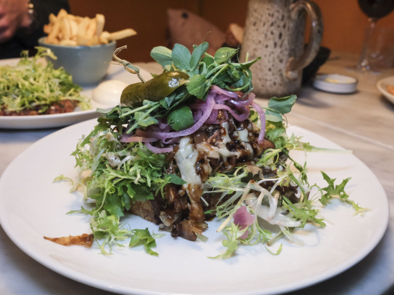 Sådan ser en steaksandwich ud hos Juhls Spisehus i Jægergårdsgade