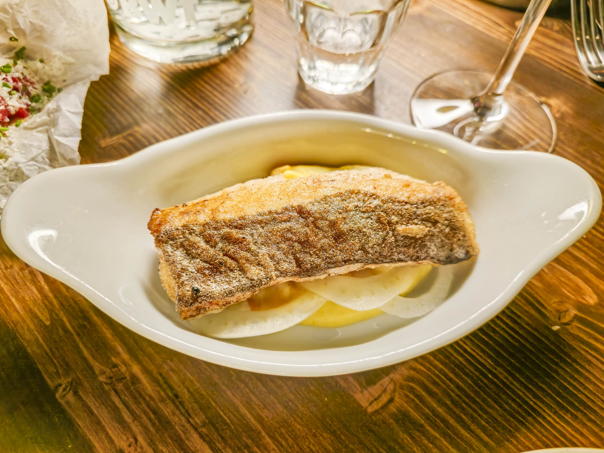 Terrine på hvidt fad hos Lakaj i Mejlgade i Aarhus