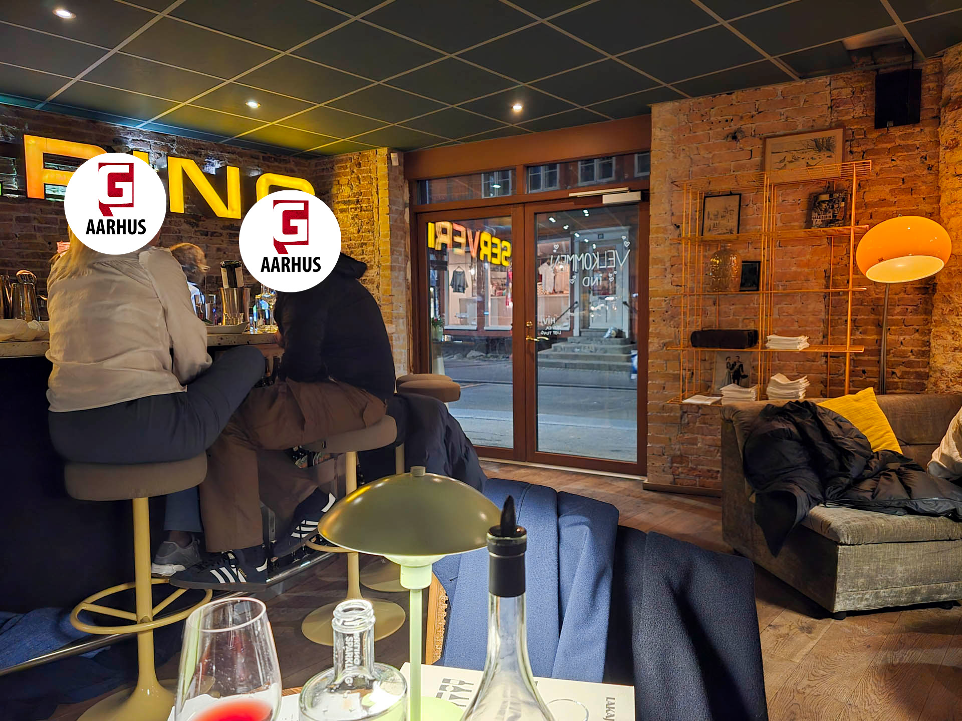 Gæster på barstole hos Lakaj før de lukkede ned.