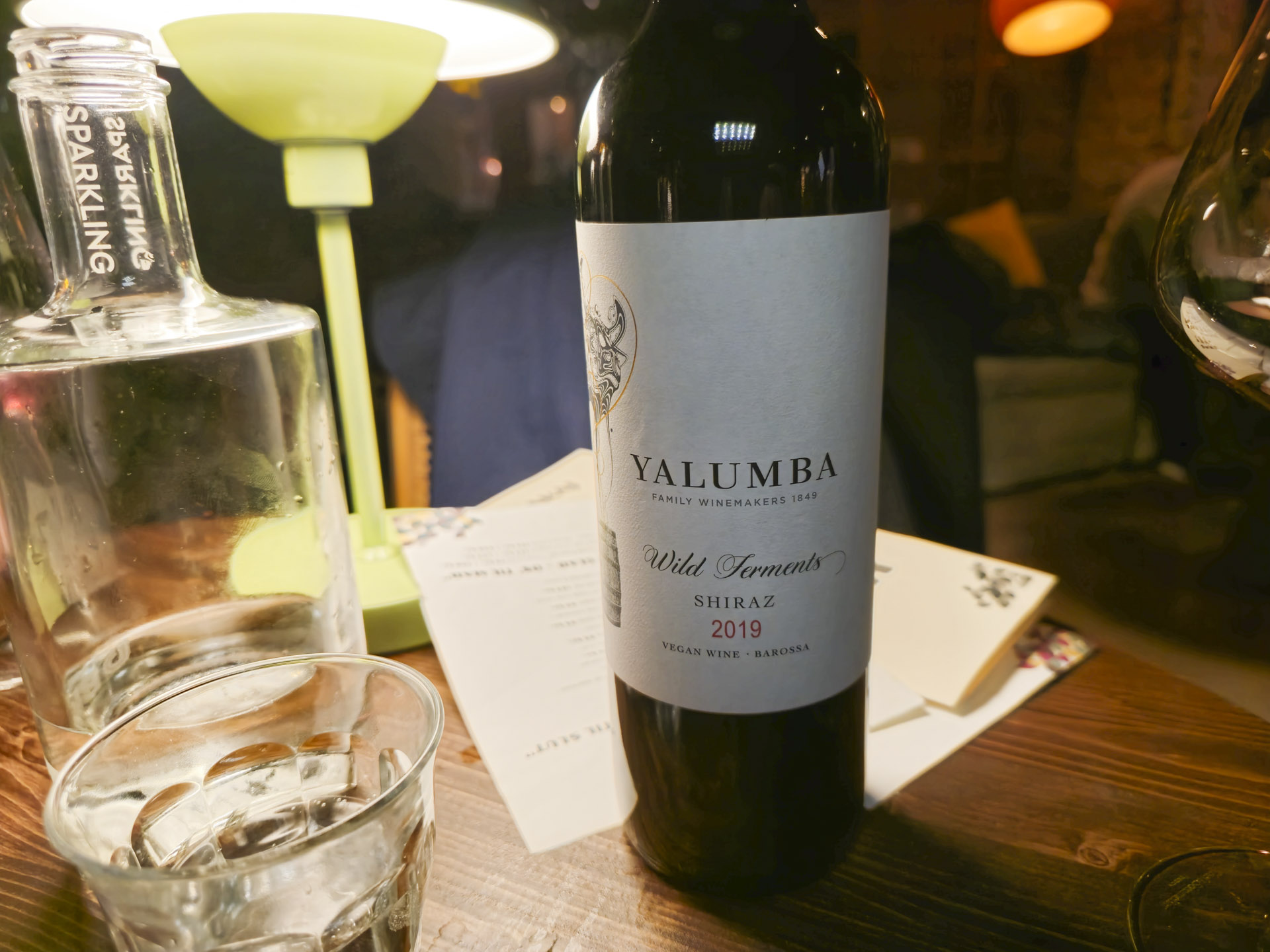 Flaske Yalumba rødvin på bordet hos Lakaj i Mejlgade i Aarhus