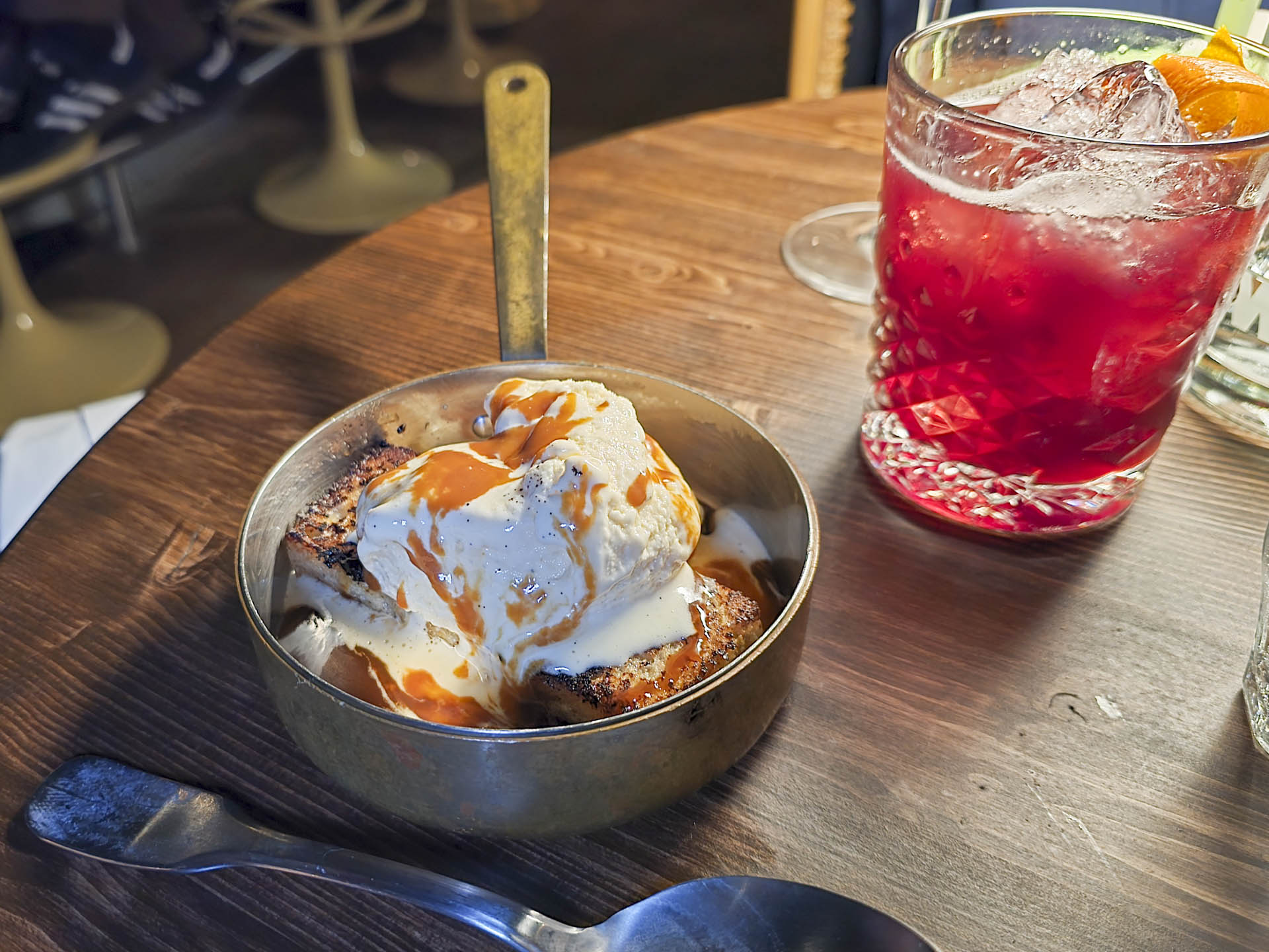 Dessert i metalskål og rød drink hos Lakaj i Mejlgade i Aarhus