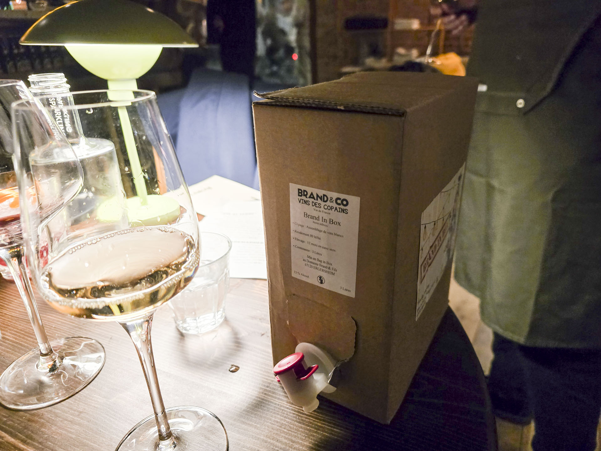 Glas rosé og gaveæske på bordet hos Lakaj i Mejlgade i Aarhus