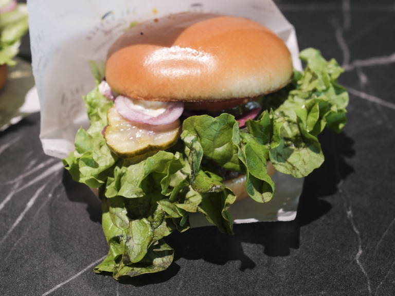 Salaten er ikke frisk på den her burger hos The Burger Concept i Bruuns Galleri