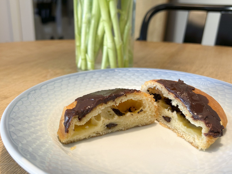 2 halve fastelavnsboller fra Emmerys