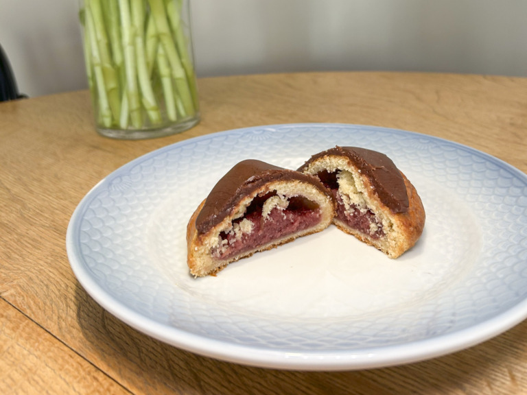 2 halve fastelavnsboller fra Lagkagehuset på Langenæs